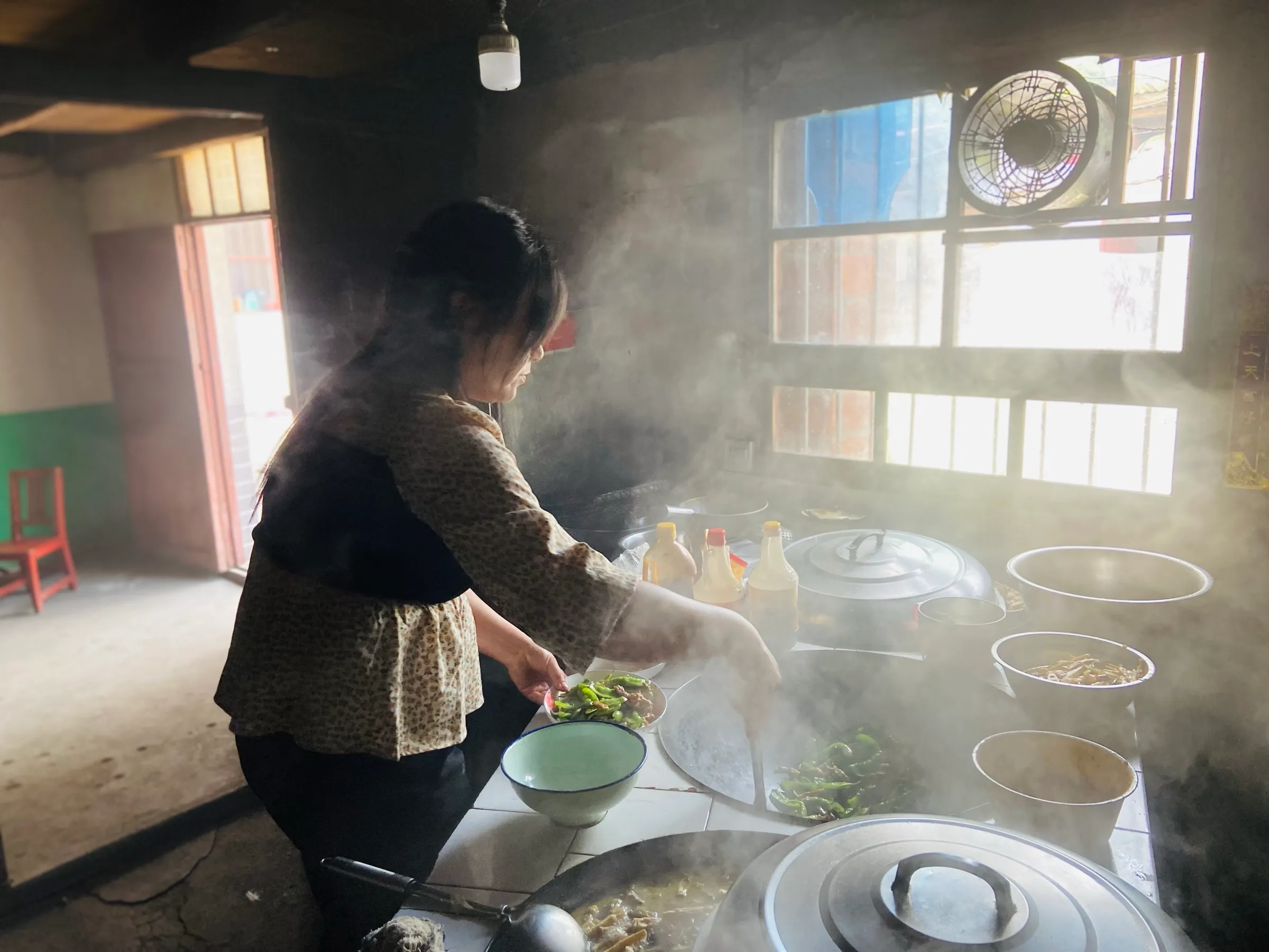 海波妻子在朝阳村厨房做饭
