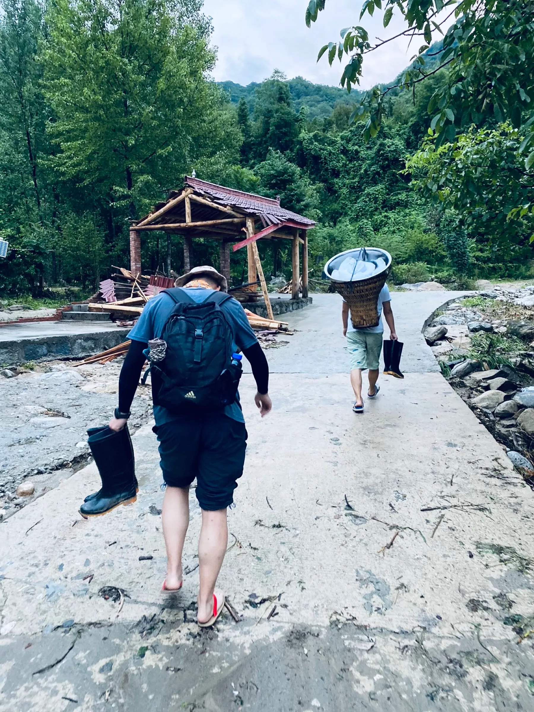营队涉水前往朝阳村蜂场