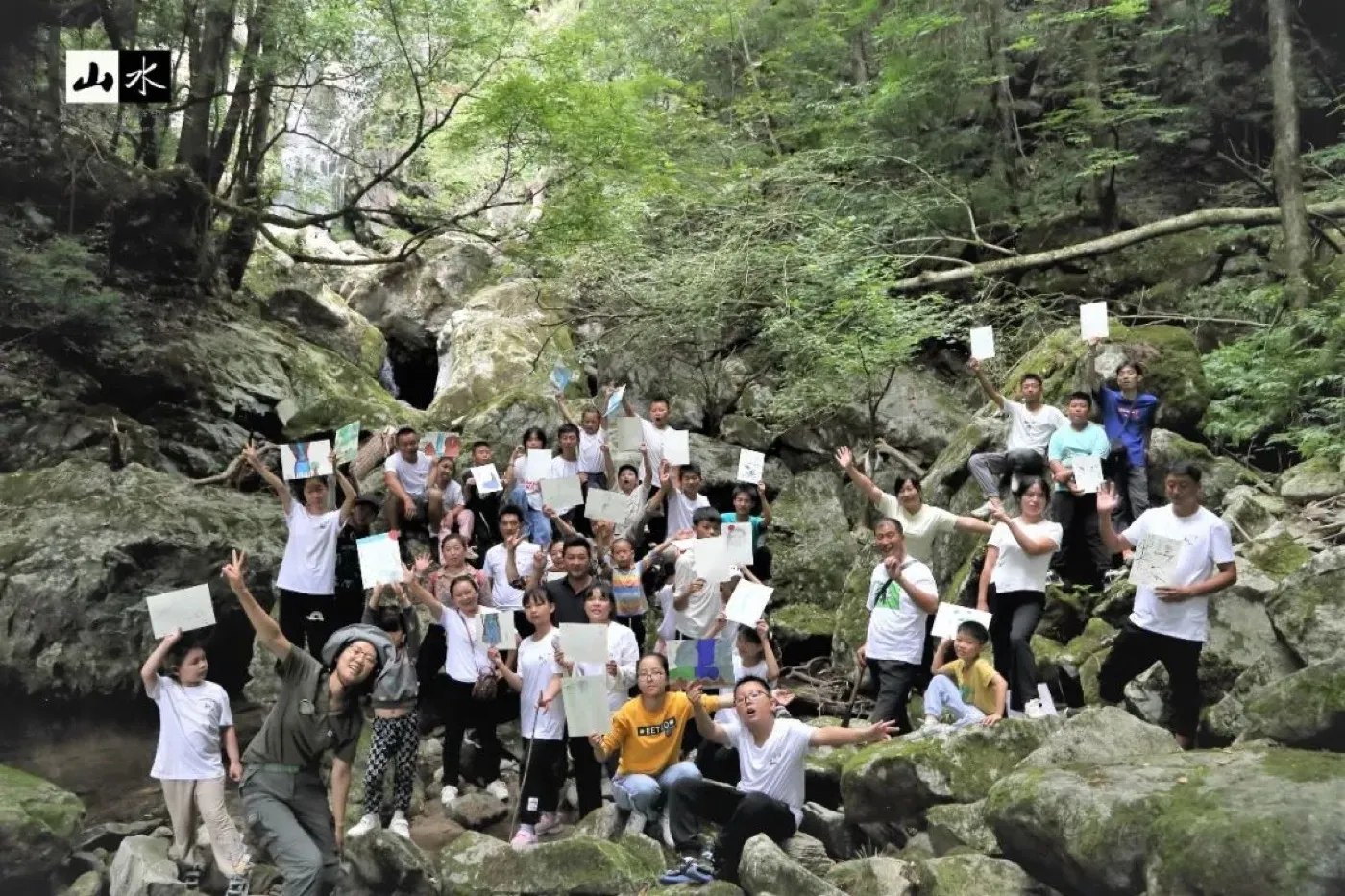 朝阳村巡护队员在秦岭森林中巡护